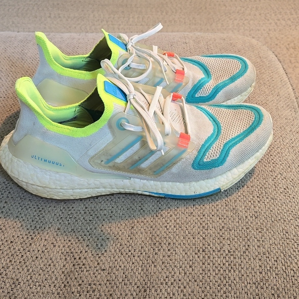 Adidas Ultraboost 22 - Picture 2 of 5